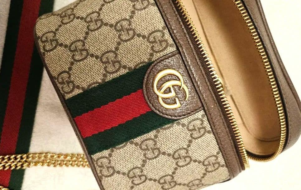GUCCI GGボディバッグストラップ付き