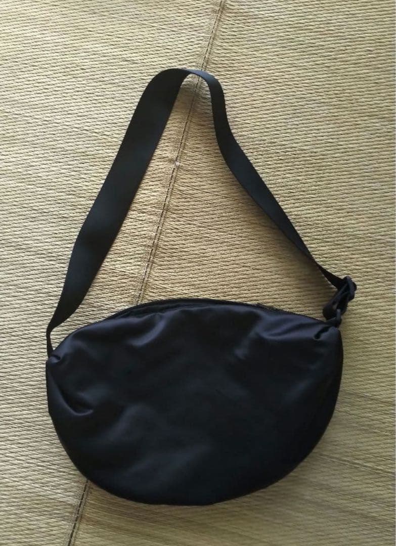 COS ナイロンクロスボディバッグ stain crossbody bag黒