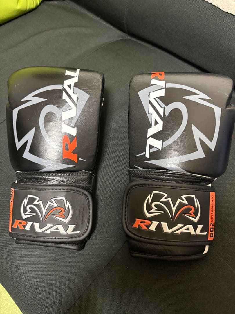RIVAL ボクシンググローブ 10oz 黒/白
