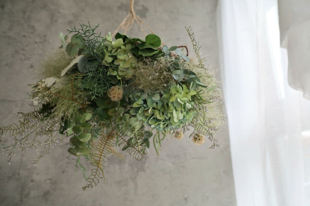 スモークツリーとグリーンのフライングリース、ユーカリ、紫陽花
