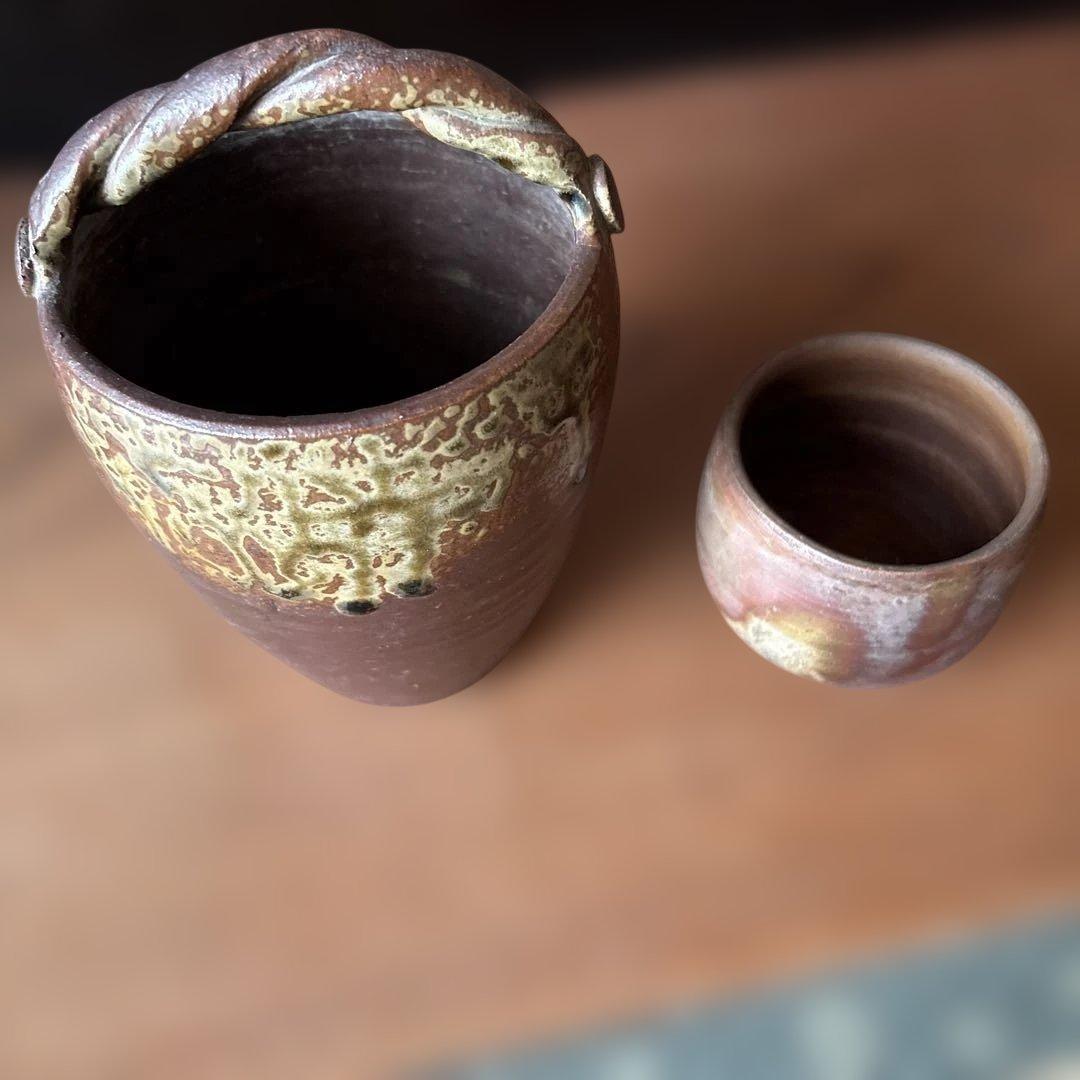 陶器の壺とカップのセット