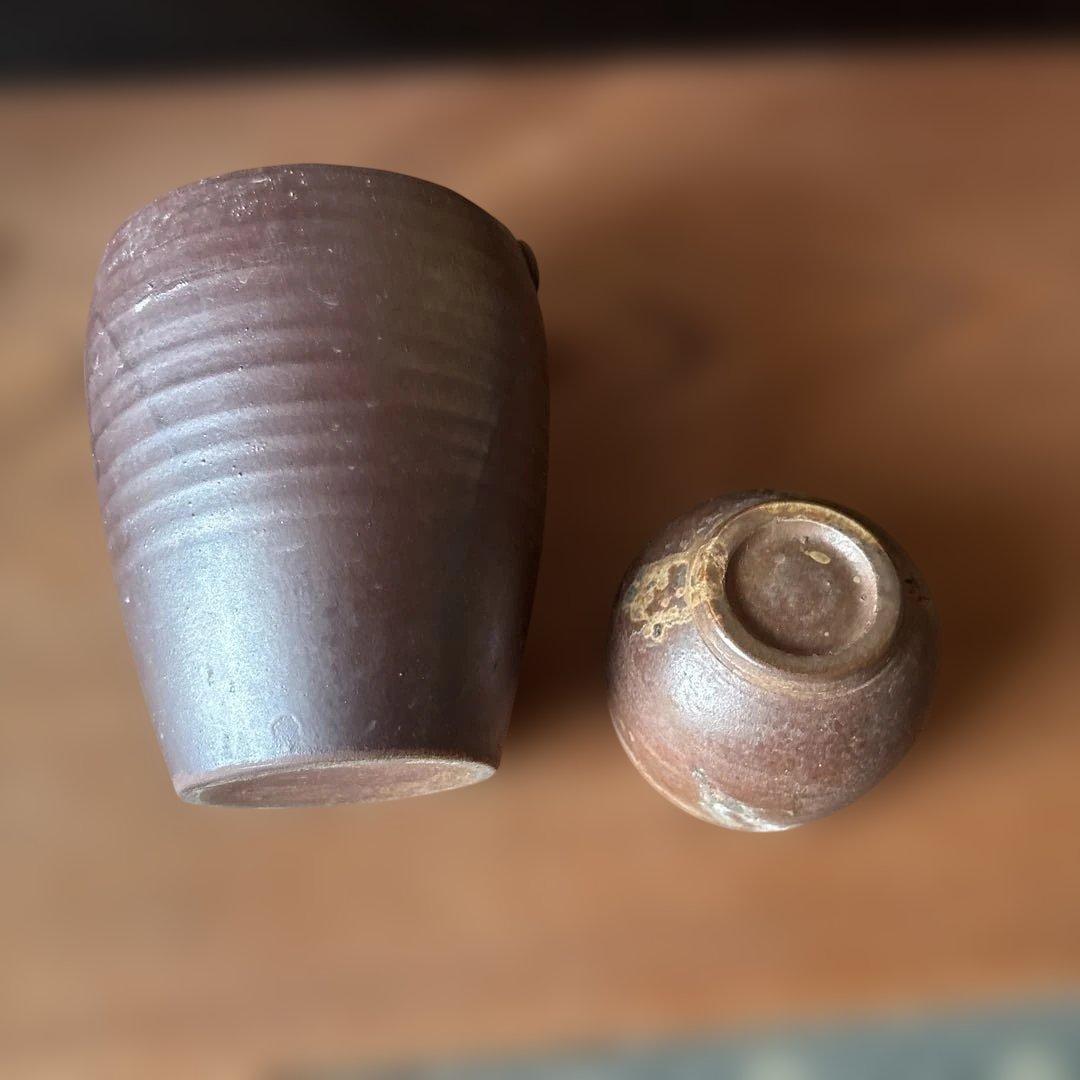 陶器の壺とカップのセット