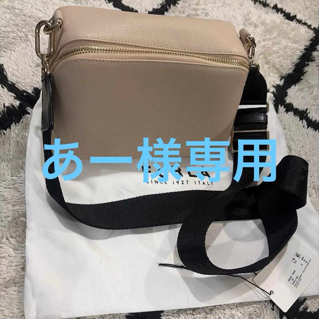 FURLA AMICA S CROSSBODYクロスボディ ロゴストラップ