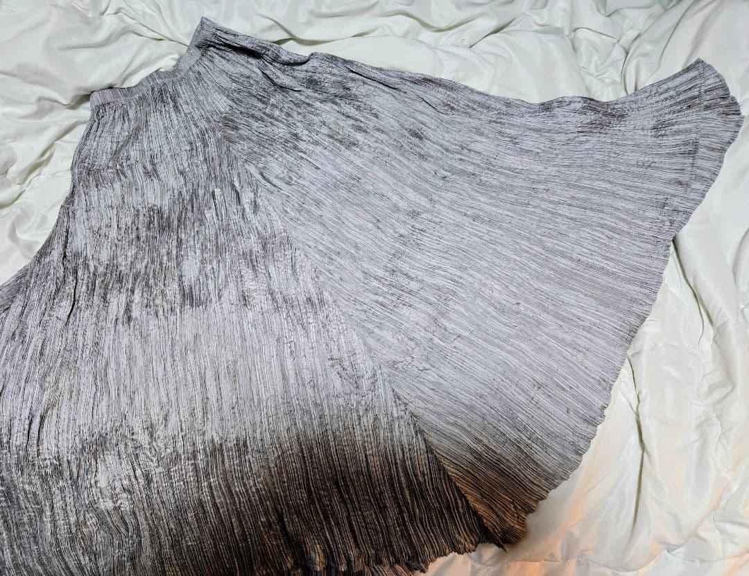 ISSEY MIYAKE プリーツ光沢あるグレー