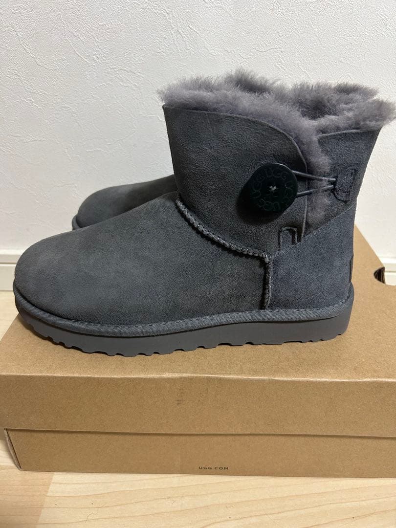 UGG ベイリーボタン　グレー　24㎝