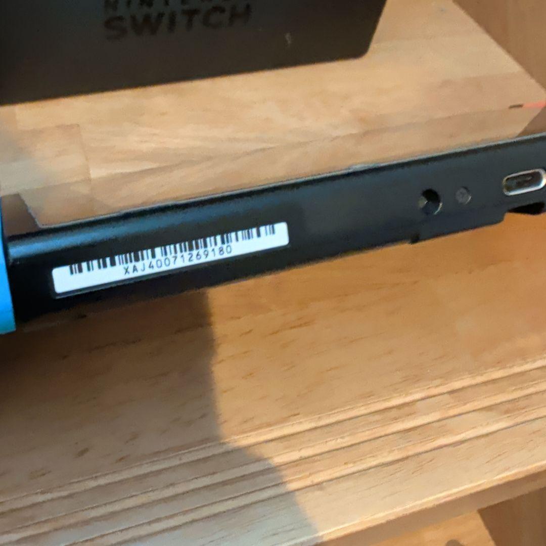 Nintendo Switch 本体　＋Joy-Con2つ