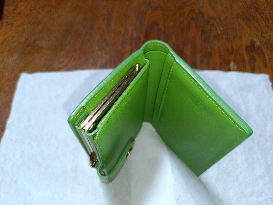 ルイヴィトン モノグラム ヴェルニ 緑 二つ折り がま口財布 未使用品 小難あり