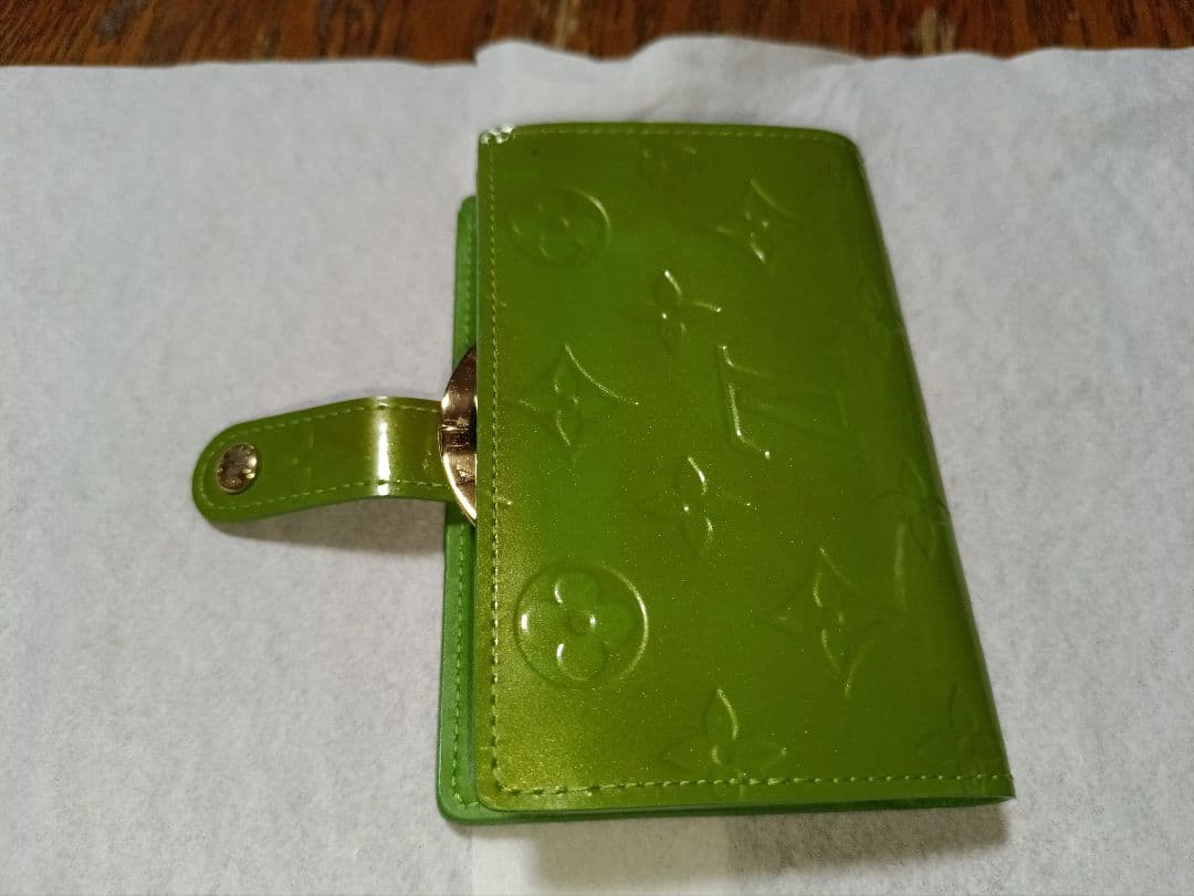 ルイヴィトン モノグラム ヴェルニ 緑 二つ折り がま口財布 未使用品 小難あり