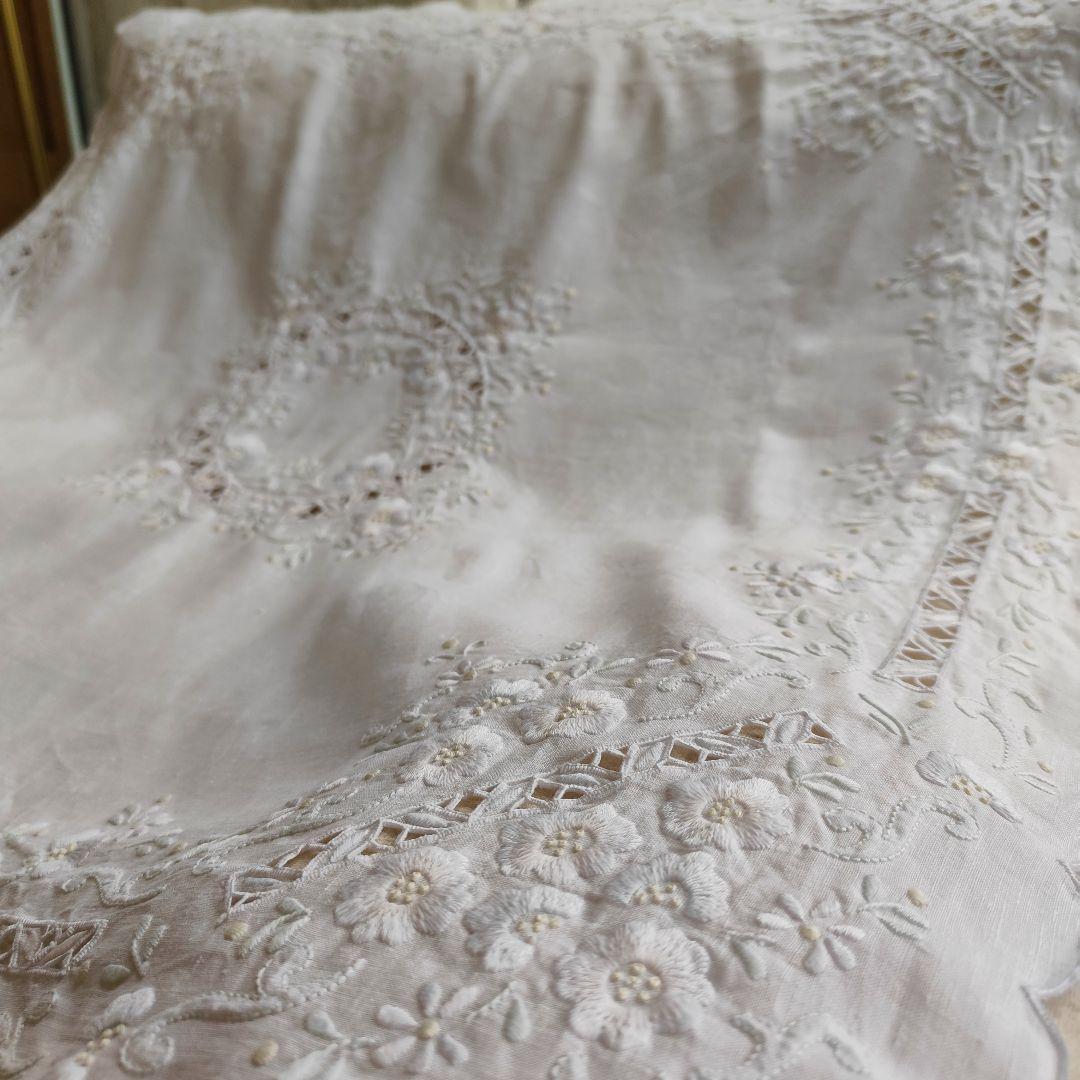 立体手刺繍フラワーたっぷり ほんのり色糸 美しいリネンクロス