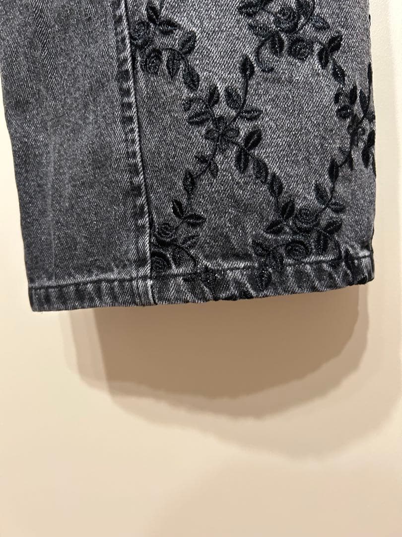 パンツ FETICO FLOWER EMBROIDERED WIDE JEANS