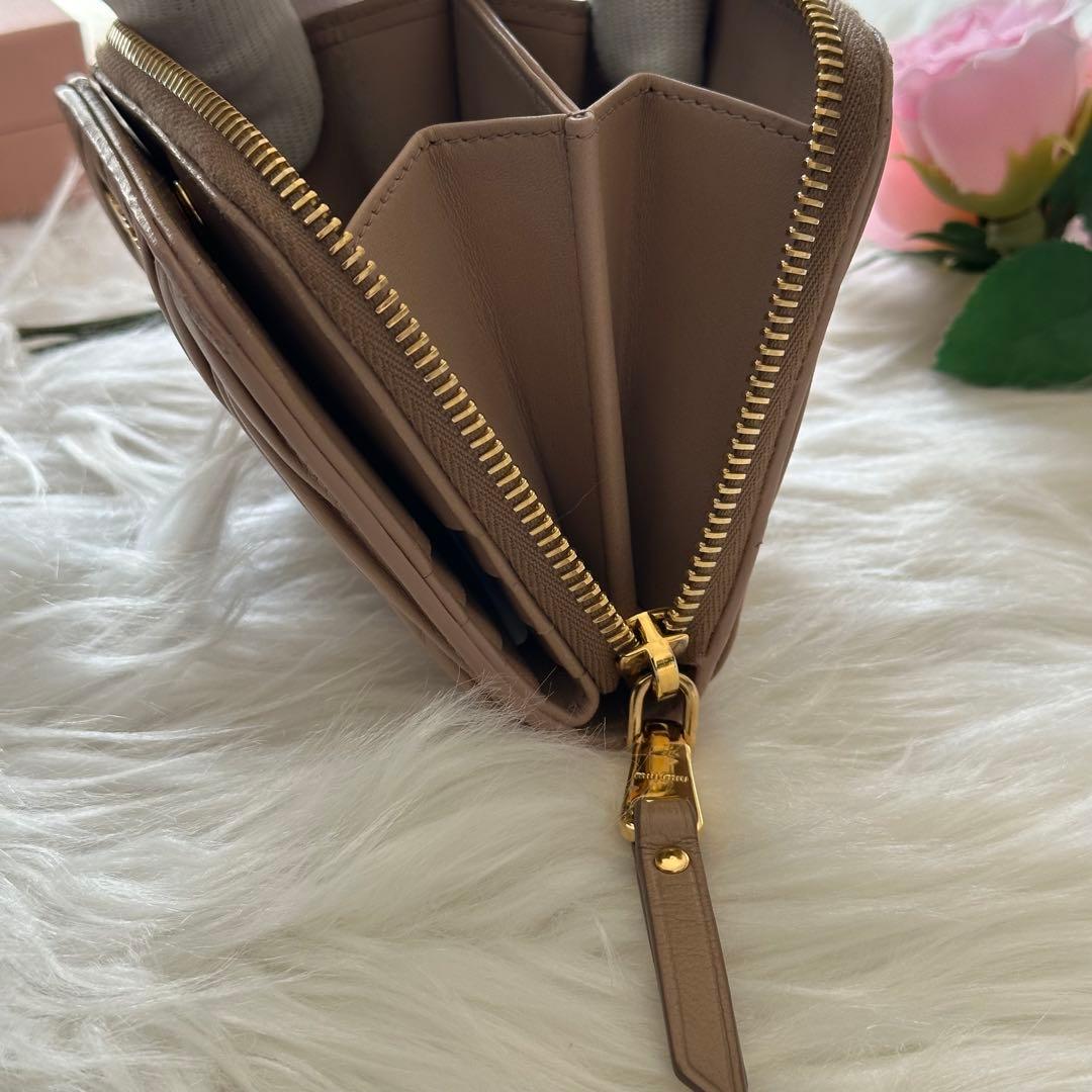 MIU MIU マテラッセ 二つ折り財布 ラウンドファスナー
