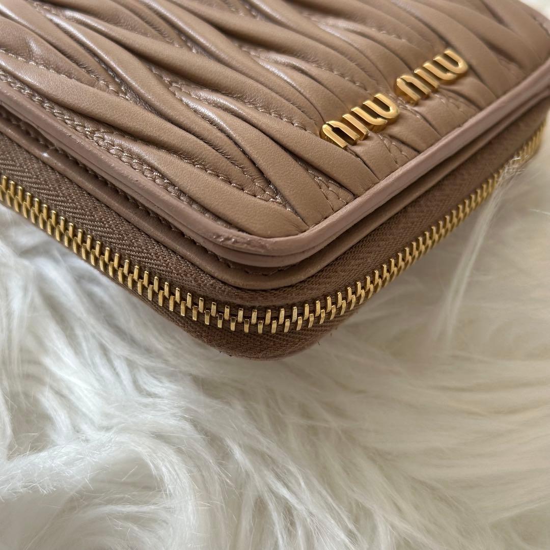 MIU MIU マテラッセ 二つ折り財布 ラウンドファスナー