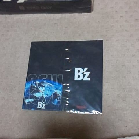 B'Z【EPlCDAY CD＋オリジナルライブグッズ】とカード２枚セット