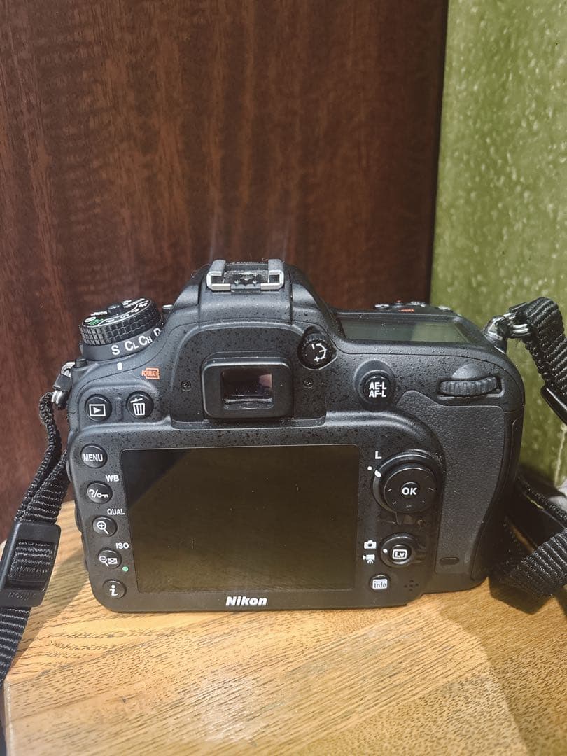 D7100 ボディー、バッテリーと充電器、ストラップ、取扱説明書