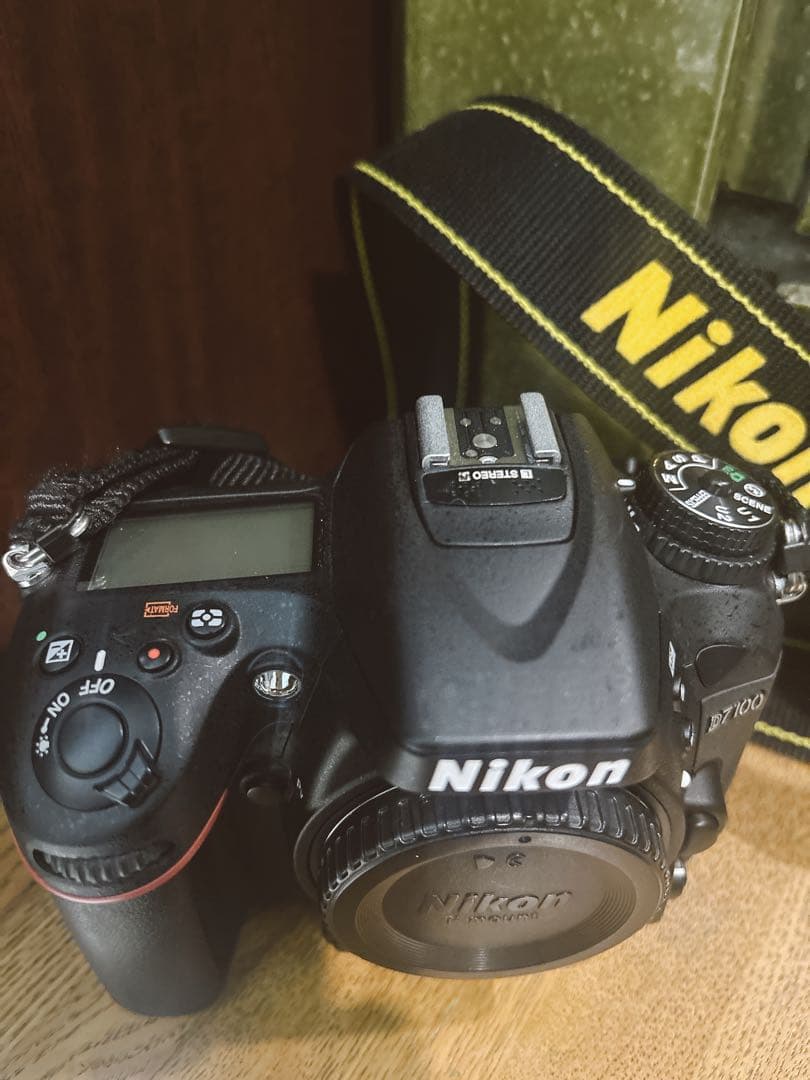 D7100 ボディー、バッテリーと充電器、ストラップ、取扱説明書