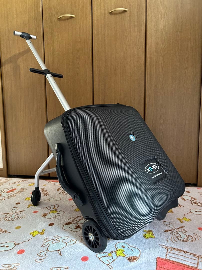 車輪付きで子供も乗れるKO-KU ブラックキャリーケース拡張機能付