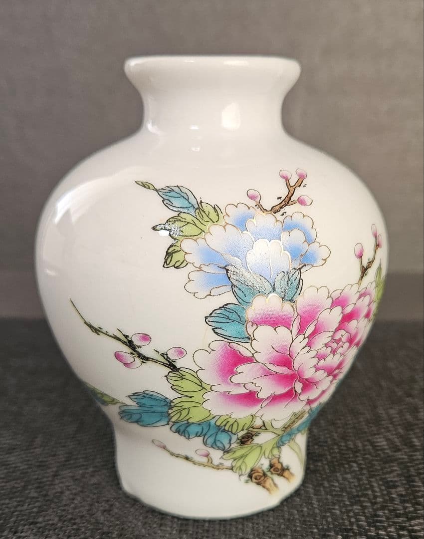 中国美術　中国陶磁器　色絵粉彩　牡丹に蝶々の図　小壺　花入れ　花瓶　オブジェ