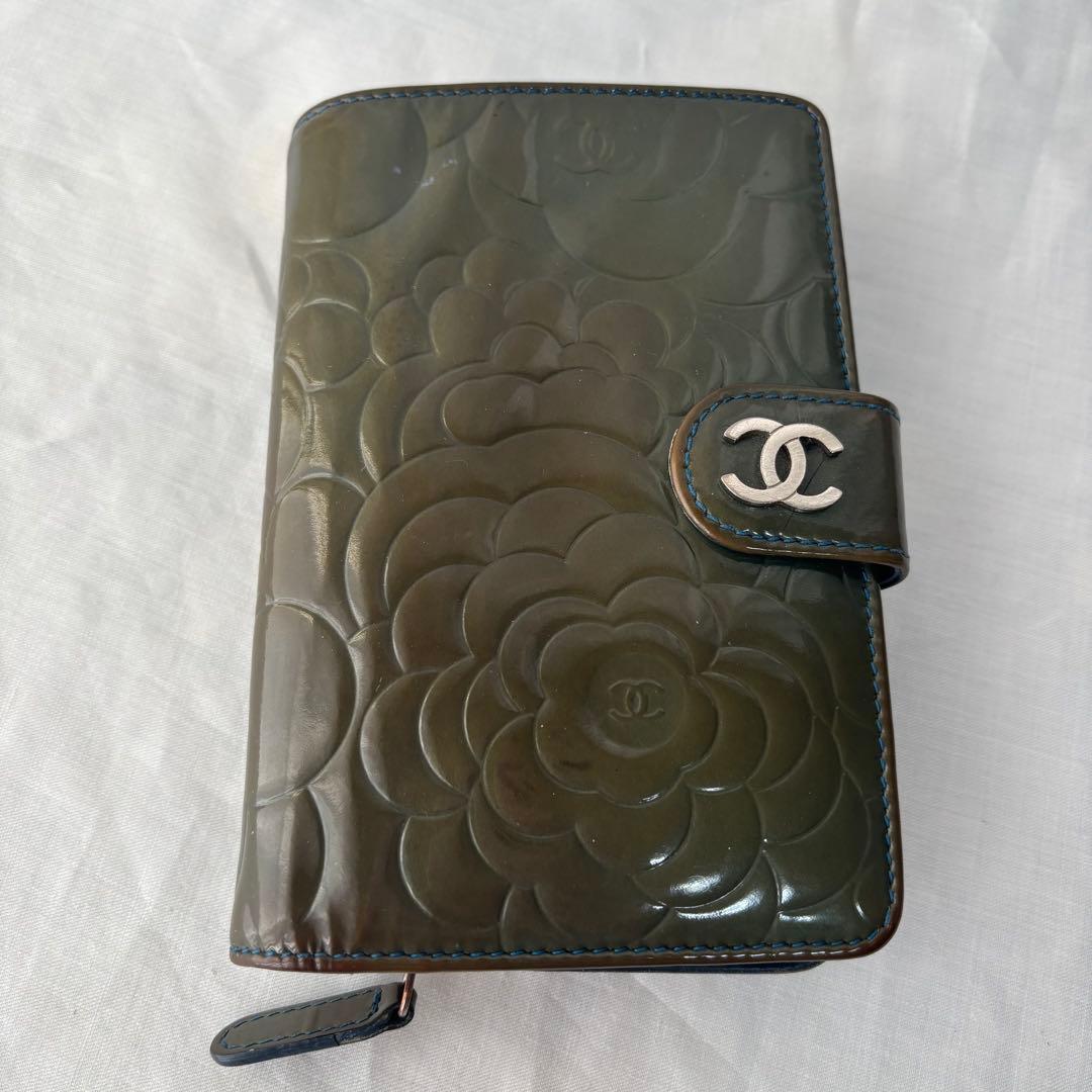 認証カード】CHANEL カメリア　折り財布 グリーン系 パテント　イタリア製