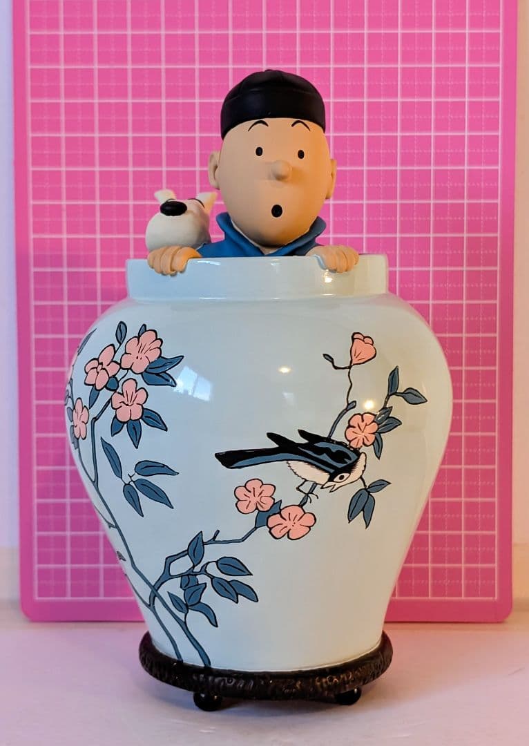 美術館級美品〈タンタンの冒険「青い蓮」の壺入りタンタン＆スノーウィーフィギュア
