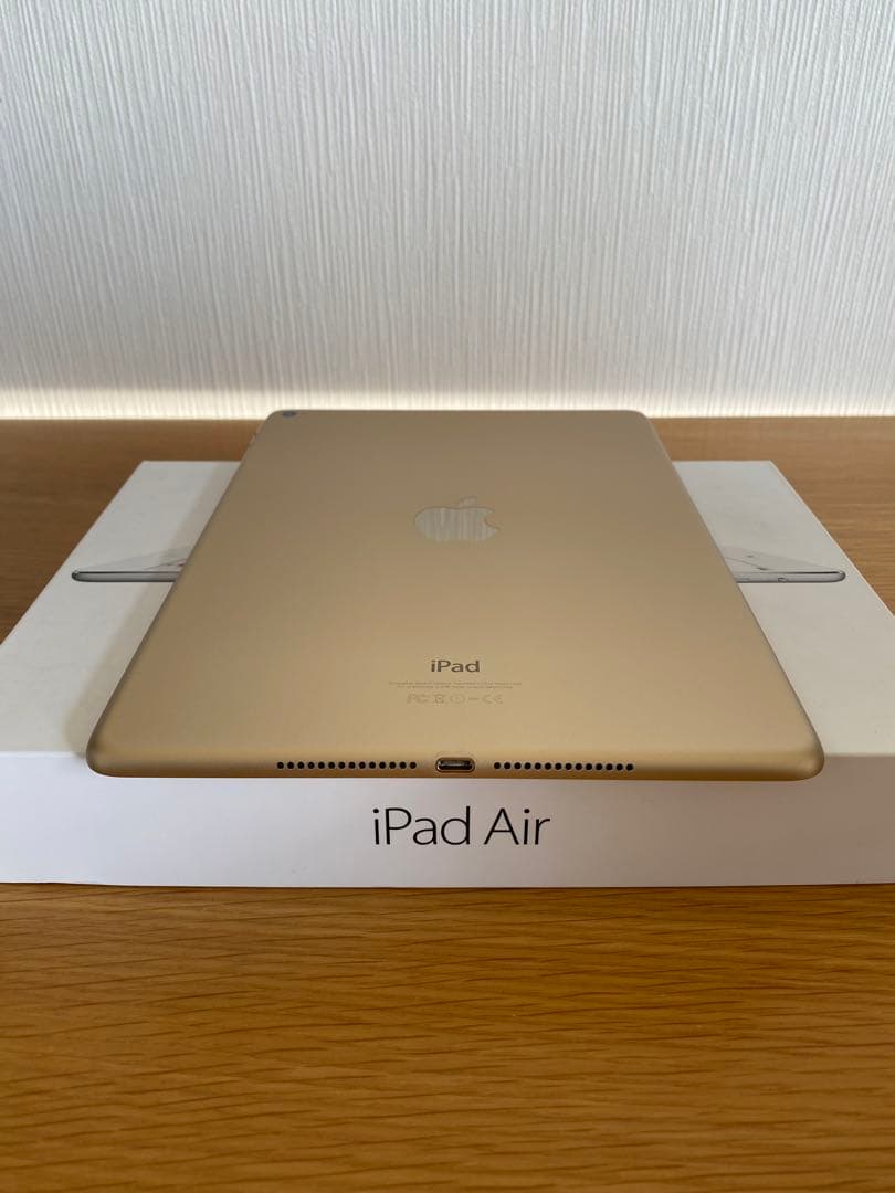 ほぼ未使用iPad Air 第2世代 64GB 充電8回　iPad本体