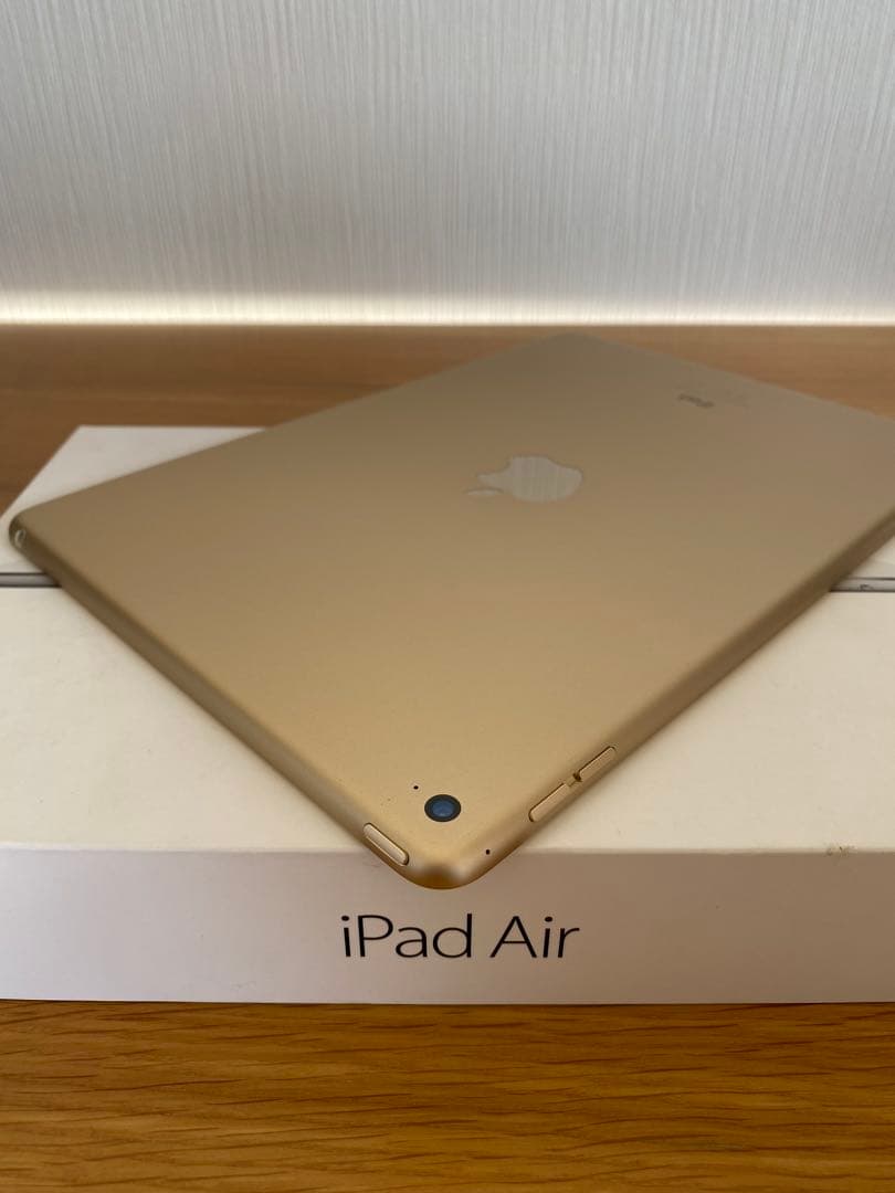 ほぼ未使用iPad Air 第2世代 64GB 充電8回　iPad本体