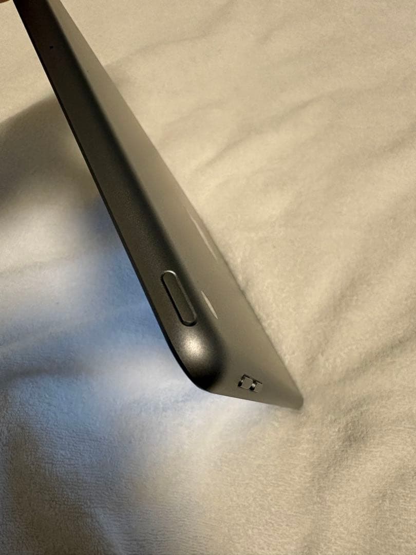 iPad 第6世代 32GB Wi-Fiモデル シルバー [動作良好] カバー付