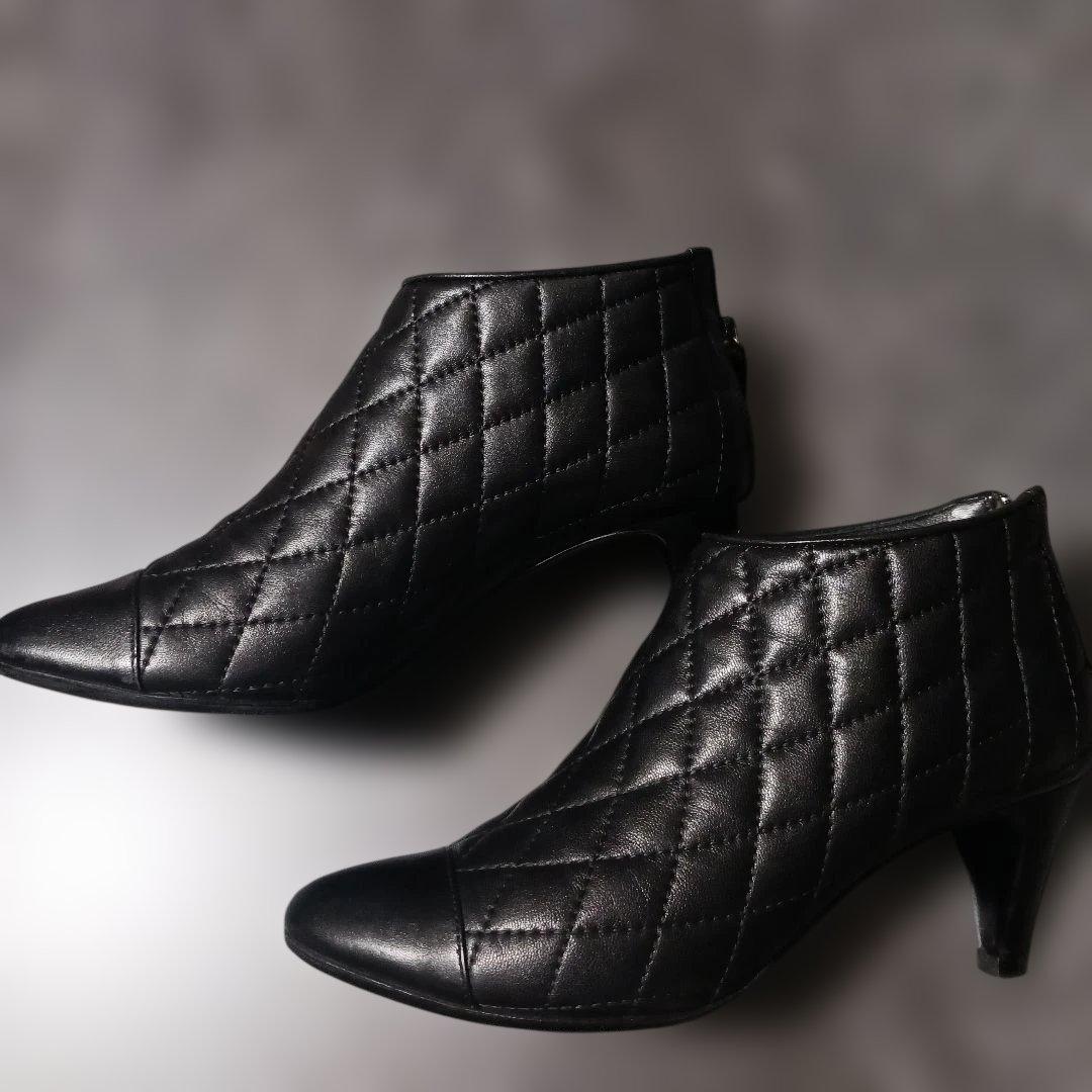 CHANEL 黒いレザーブーティ キルティングデザイン