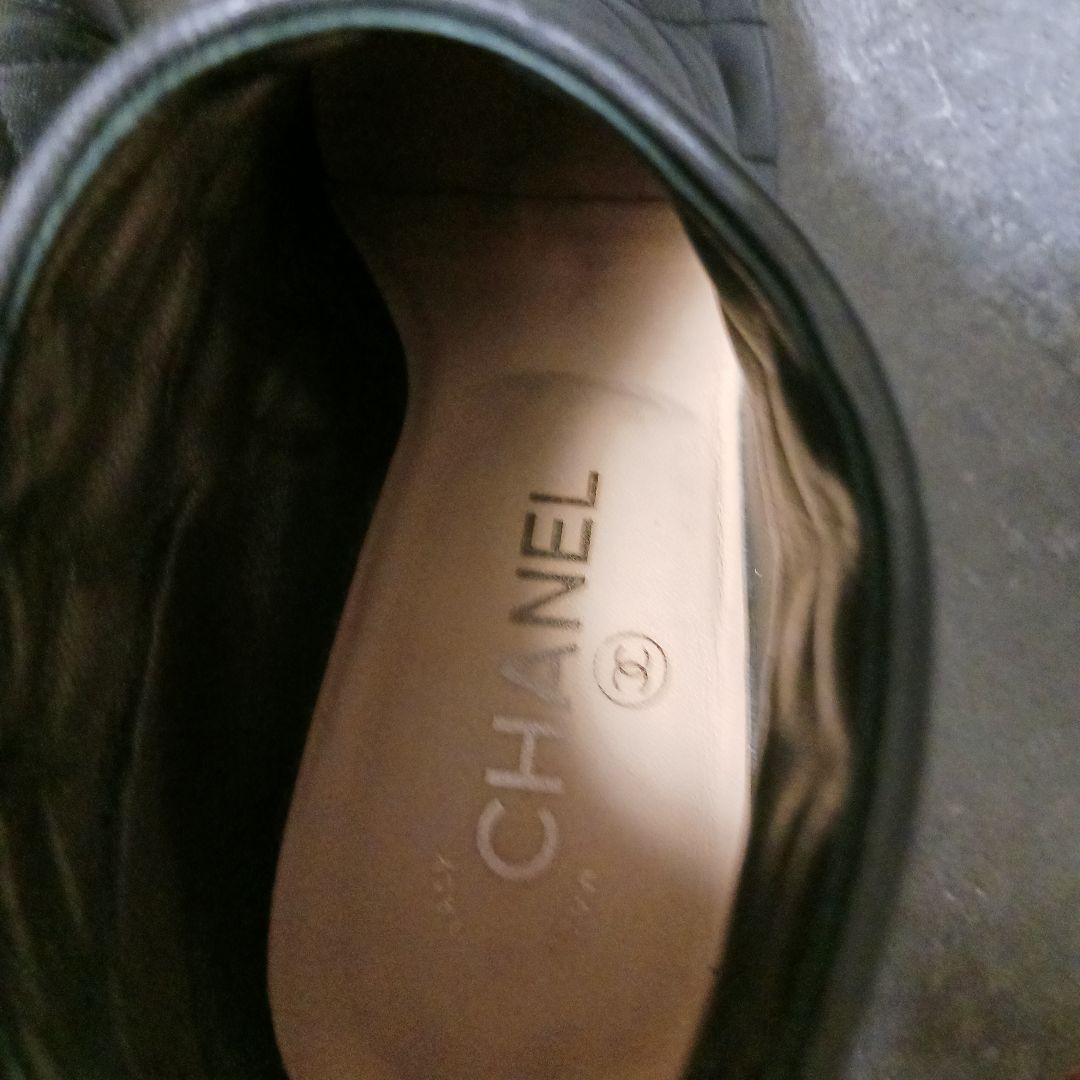 CHANEL 黒いレザーブーティ キルティングデザイン