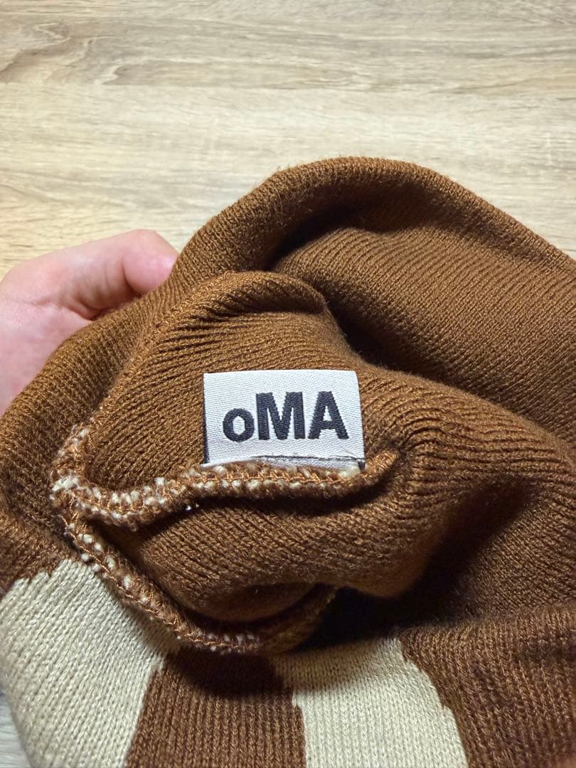 oMA ロゴ入り ニット帽 ブラウン