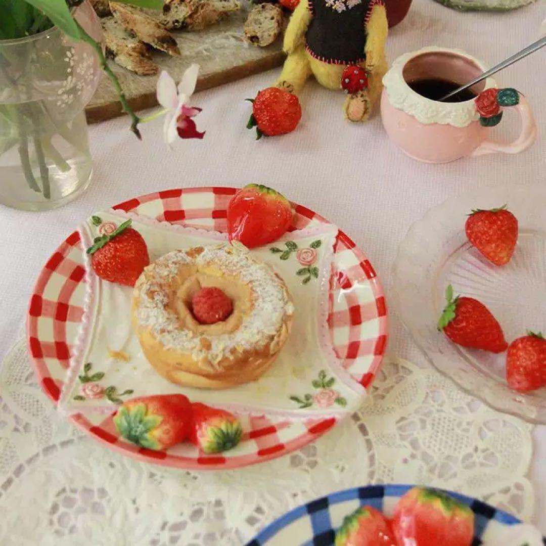 レースハンカチ苺プレート　2枚　皿　食器　メルヘン　赤　青　いちご　ヴィンテージ