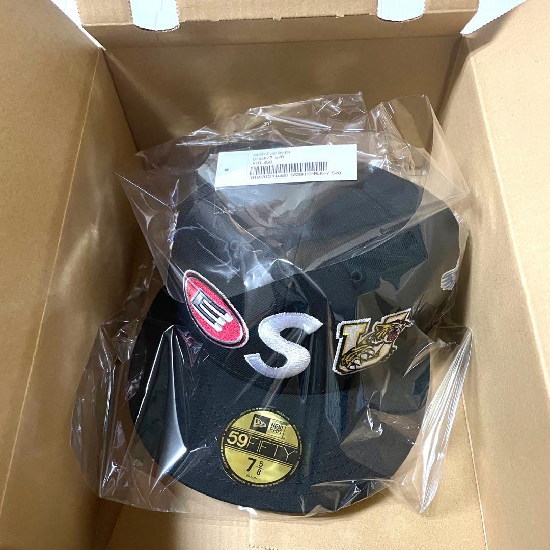 【7 5/8】Supreme マスコット Sロゴ ニューエラ \"ブラック cap