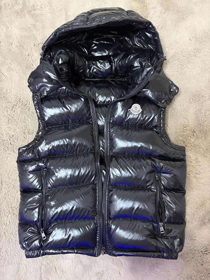 MONCLER フード付き黒ベスト