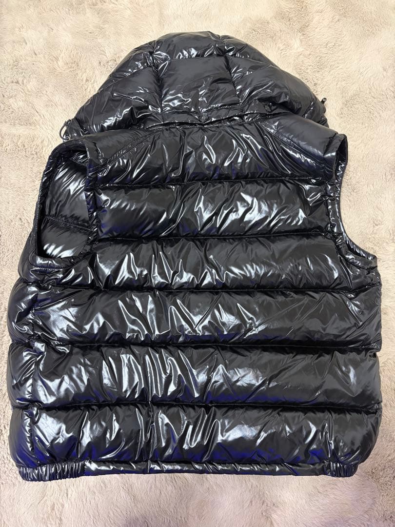 MONCLER フード付き黒ベスト