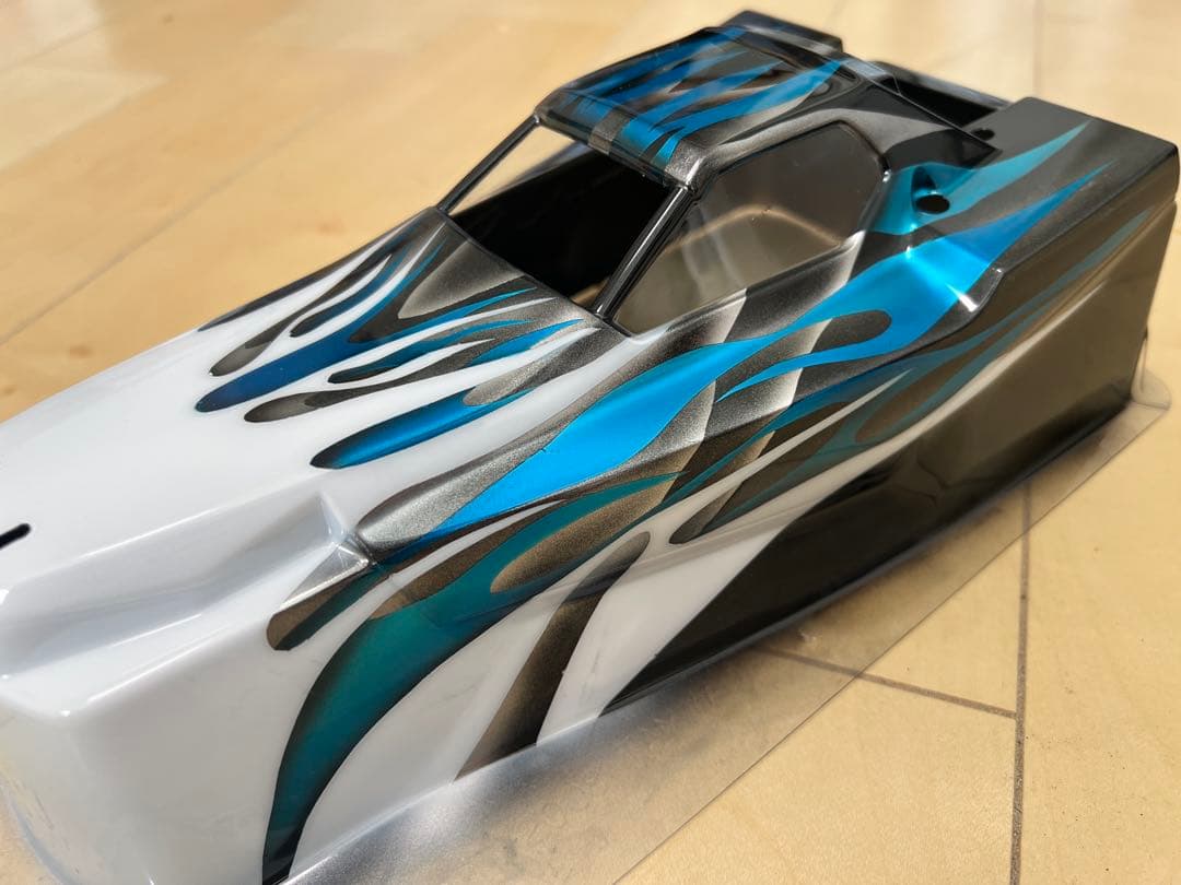 タミヤ　1/10電動バギー　ブーメラン塗装済みボディ