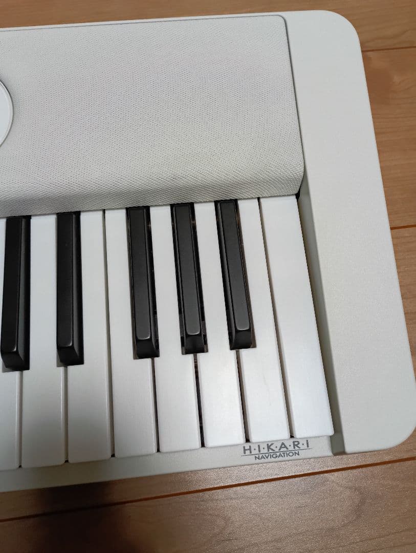 CASIO ホワイト電子キーボードLK526