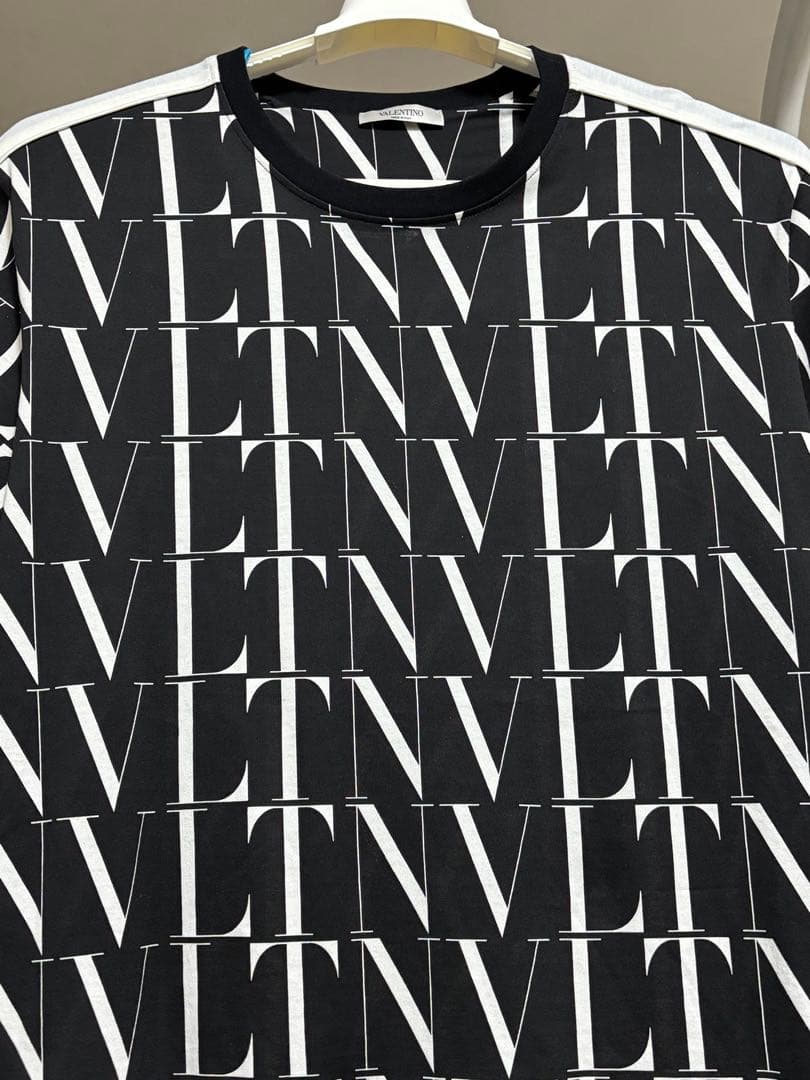 VALENTINO ヴァレンティノVLTN総柄　Tシャツ