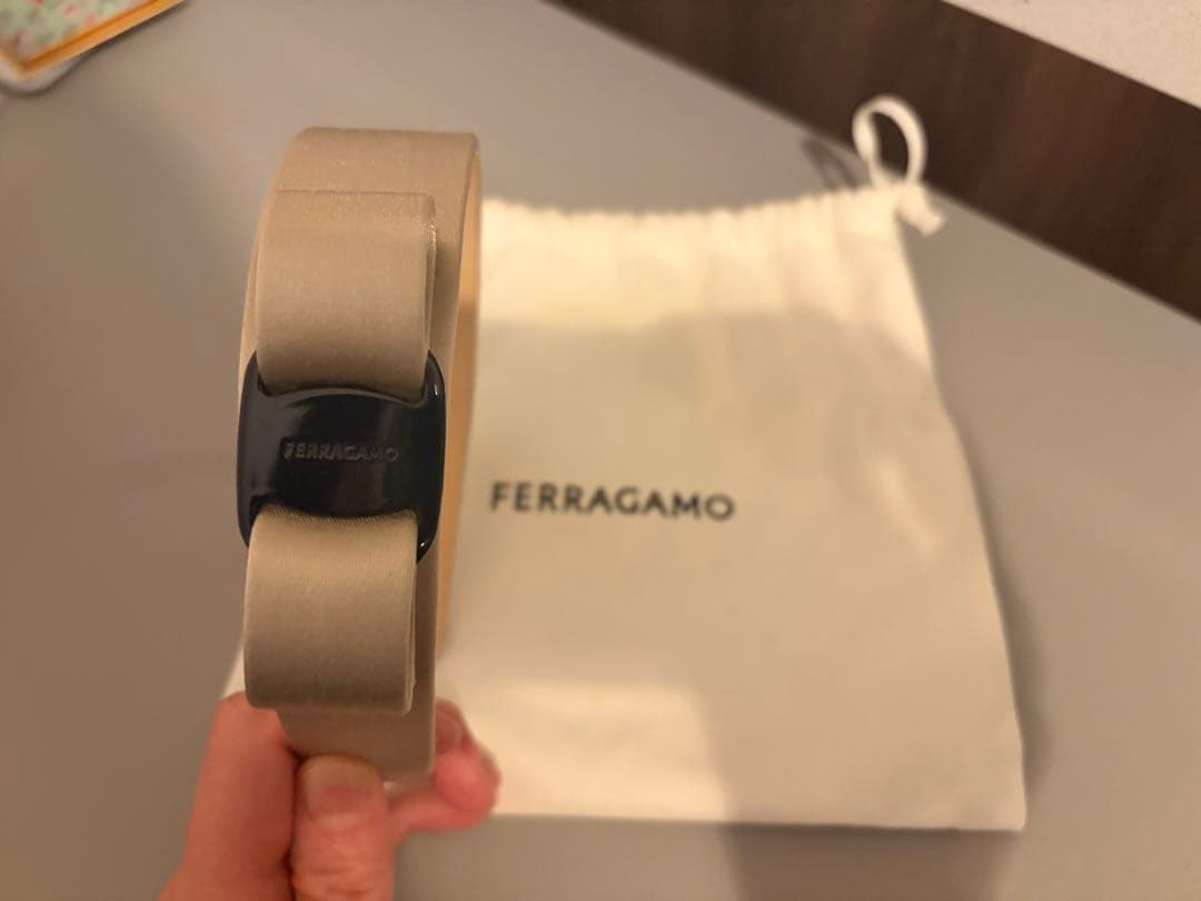お値下げ中　FERRAGAMO ベージュ リボン付きヘアバンド