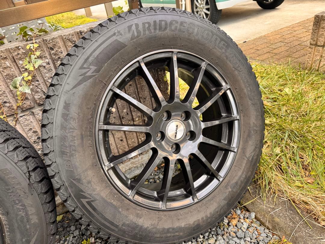 レンジローバーイヴォークBLIZZAK DM-V3 225/65R17アルミ付