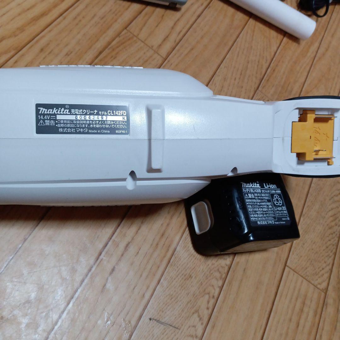 マキタ14.4V充電式クリーナ　CL142FD 純正バッテリーと純正充電器付