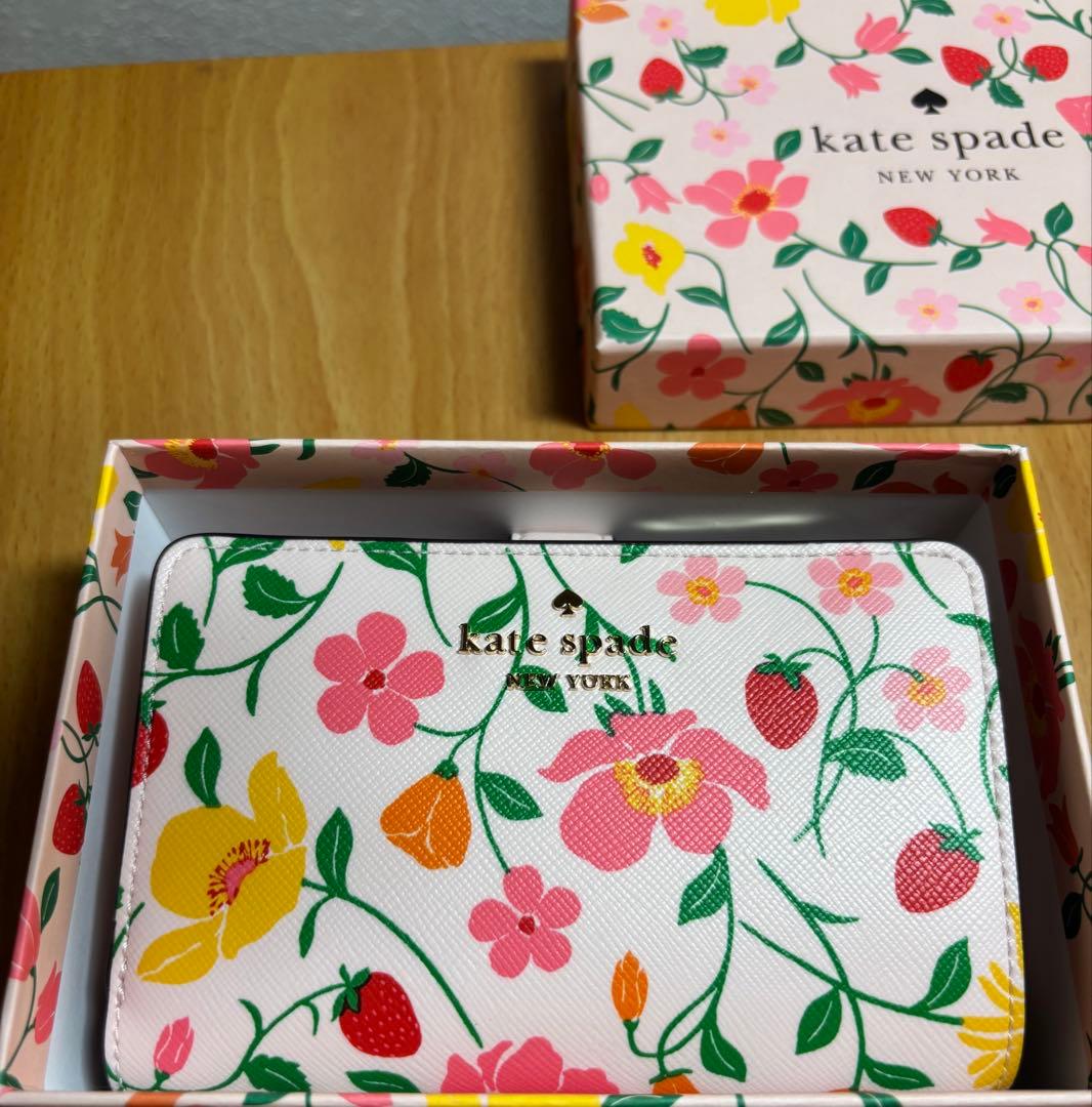 【極美品】kate spade new york ストロベリーガーデンウォレット