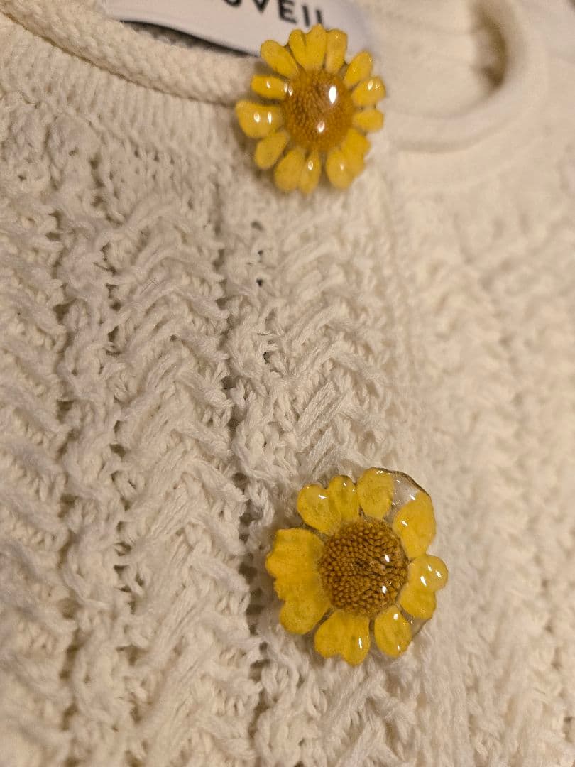 ミュベール。押し花で作られたボタンのアイボリー ニットカーディガン