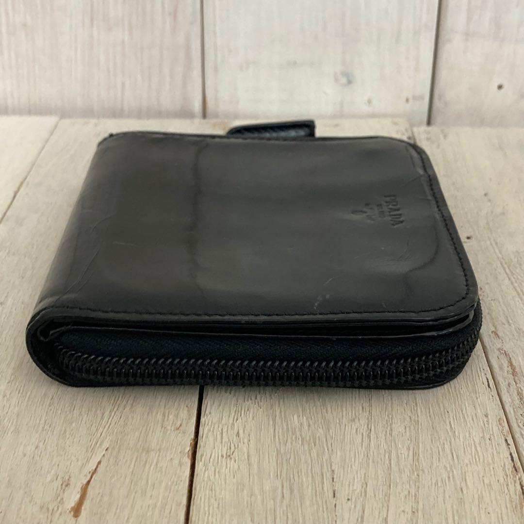 PRADA プラダ 折り財布 エナメル ラウンドジップ 型押しロゴ ブラック