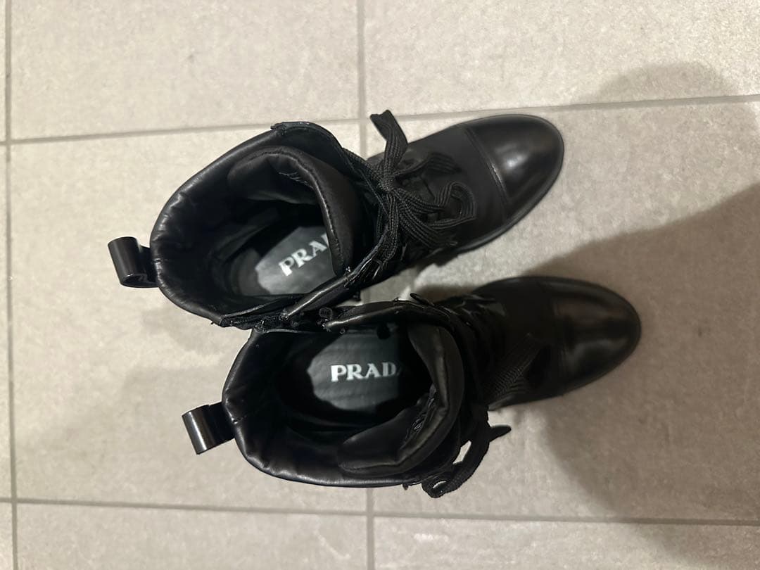PRADA ブラッシュドレザーメナイロンレースアップブーティー