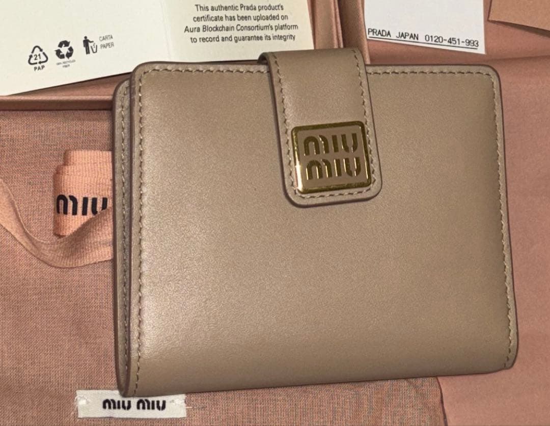 にこち！miu miu ピンクベージュ レザー 二つ折り財布