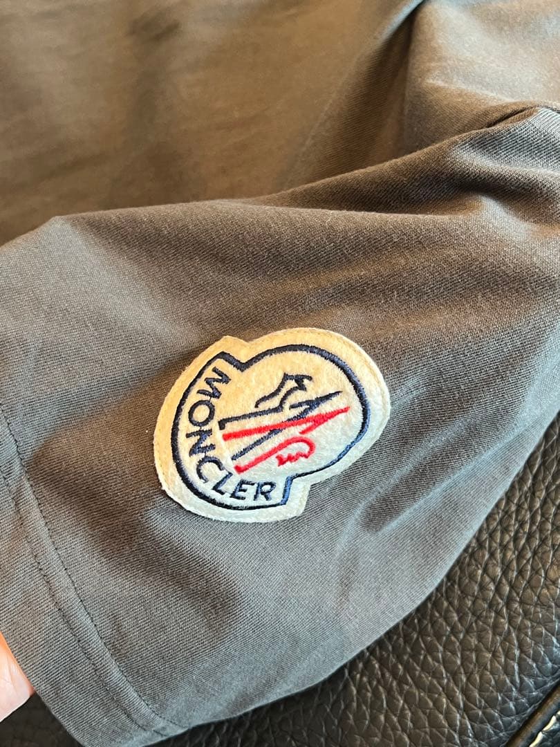 MONCLER ダークグレー Tシャツ