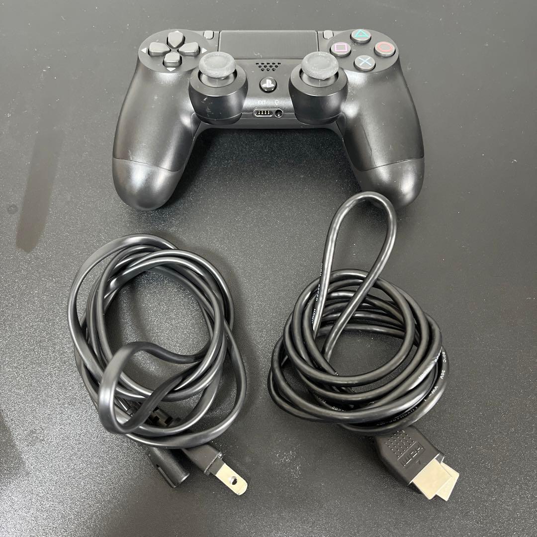 PS4本体とプラグ類、及びコントローラ×1