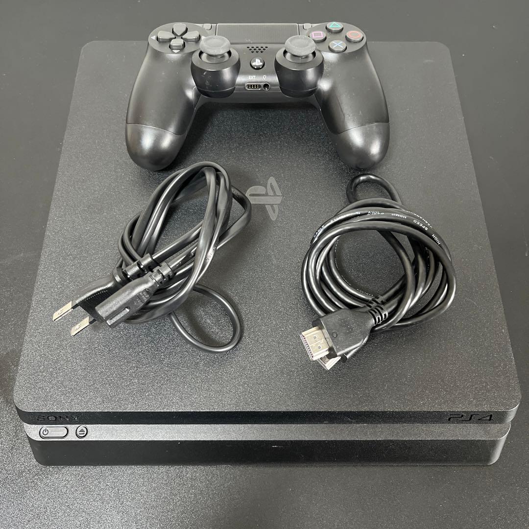PS4本体とプラグ類、及びコントローラ×1