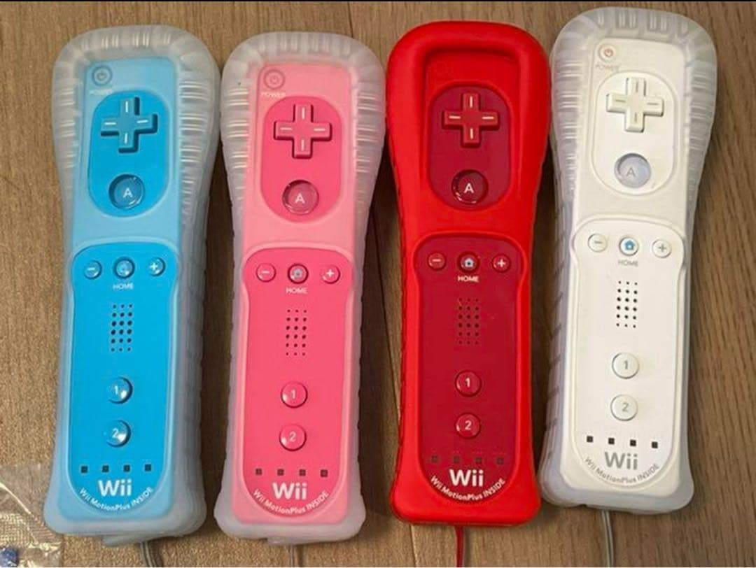 Nintendo WiiU 本体とコントローラー4個付き