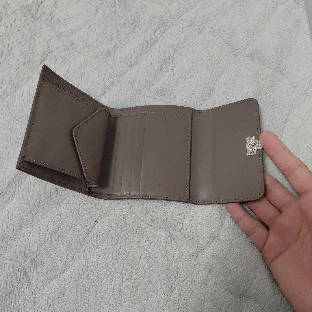 イアクッチブラウン二つ折り財布