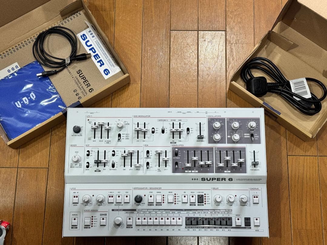 アナログシンセサイザー Super 6 Desktop ダストカバー付